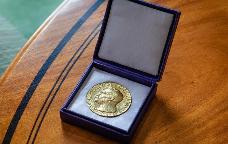 giai nobel la gi toan tap ve giai thuong danh gia nhat hanh tinh