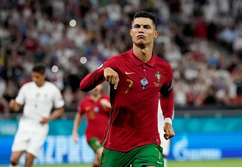 Khoảnh khắc Ronaldo lĩnh xướng tinh thần, cùng tuyển Bồ Đào Nha vô địch Euro 2016 lịch sử.