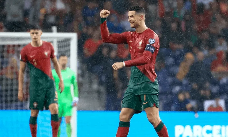 CR7 liên tục xô đổ các kỷ lục vô tiền khoáng hậu trong màu áo bã trầu của đội tuyển quốc gia.
