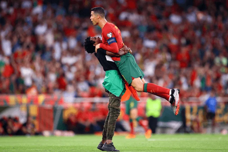 Ronaldo luôn mang theo niềm tự hào Bồ Đào Nha khi chinh chiến qua các câu lạc bộ hàng đầu thế giới.
