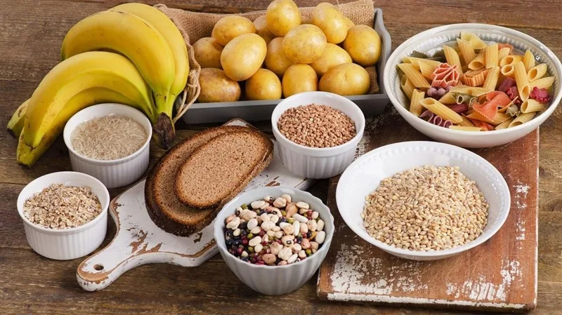 Tinh bột chuyển hóa chậm từ khoai lang và gạo lứt giúp no lâu hơn.