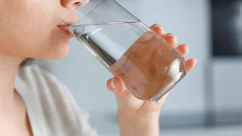 Uống đủ nước mỗi ngày hỗ trợ quá trình đào thải độc tố và ép cân an toàn.