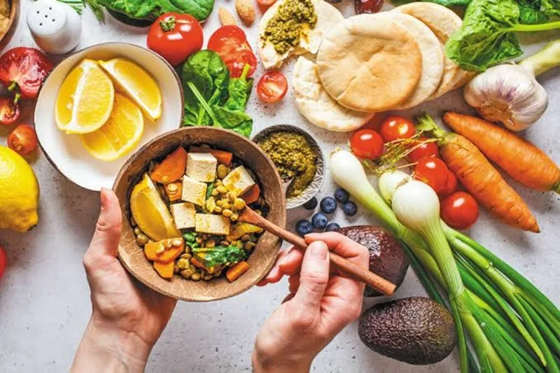 Chế độ ăn uống lành mạnh và cân bằng giúp kiểm soát cân nặng hiệu quả.